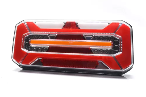 Trailer a condus lumina din spate stânga