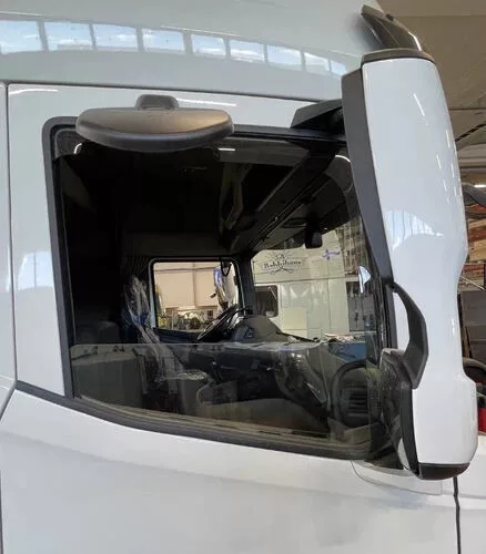 Deflector de aer pentru geamurile laterale DAF XF/XG/XG+ cu decupaj pentru oglindă