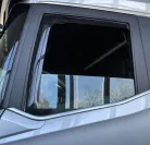 Deflector de aer pentru geamurile laterale DAF XF/XG/XG+ cu decupaj pentru oglindă